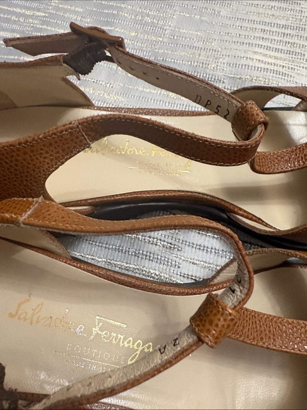 Salvatore Ferragamo Tan Brown Pebbled Leather T-Strap Flats Size 8A Narrow - Picture 9 of 10
